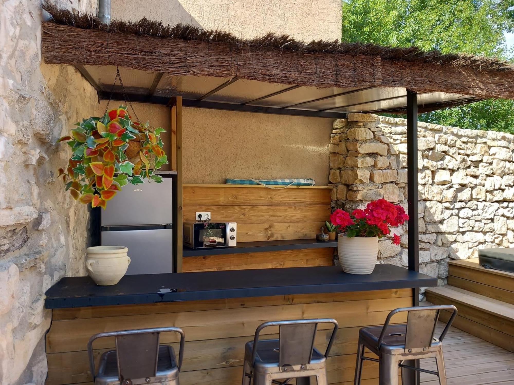Chez Daniele Chambre Avec Jacuzzi Et Terrasse Privee Murs  Luaran gambar