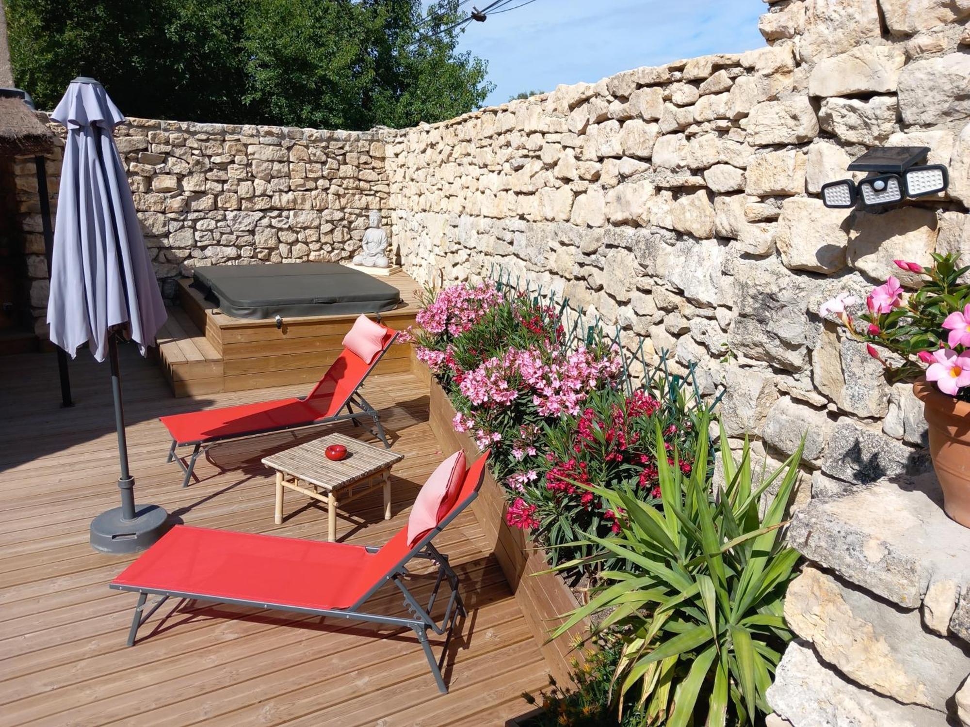 Chez Daniele Chambre Avec Jacuzzi Et Terrasse Privee Murs  Luaran gambar