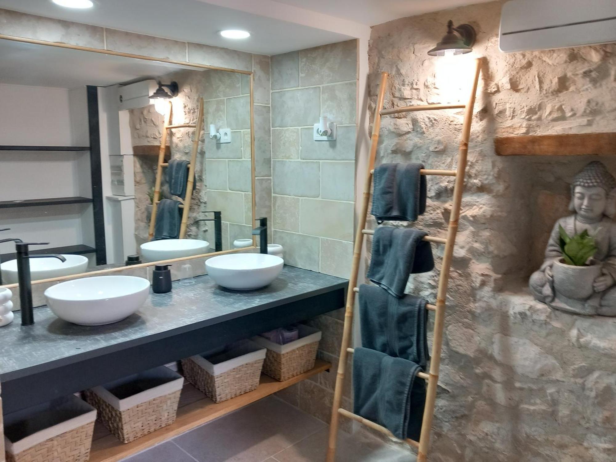Chez Daniele Chambre Avec Jacuzzi Et Terrasse Privee Murs  Luaran gambar