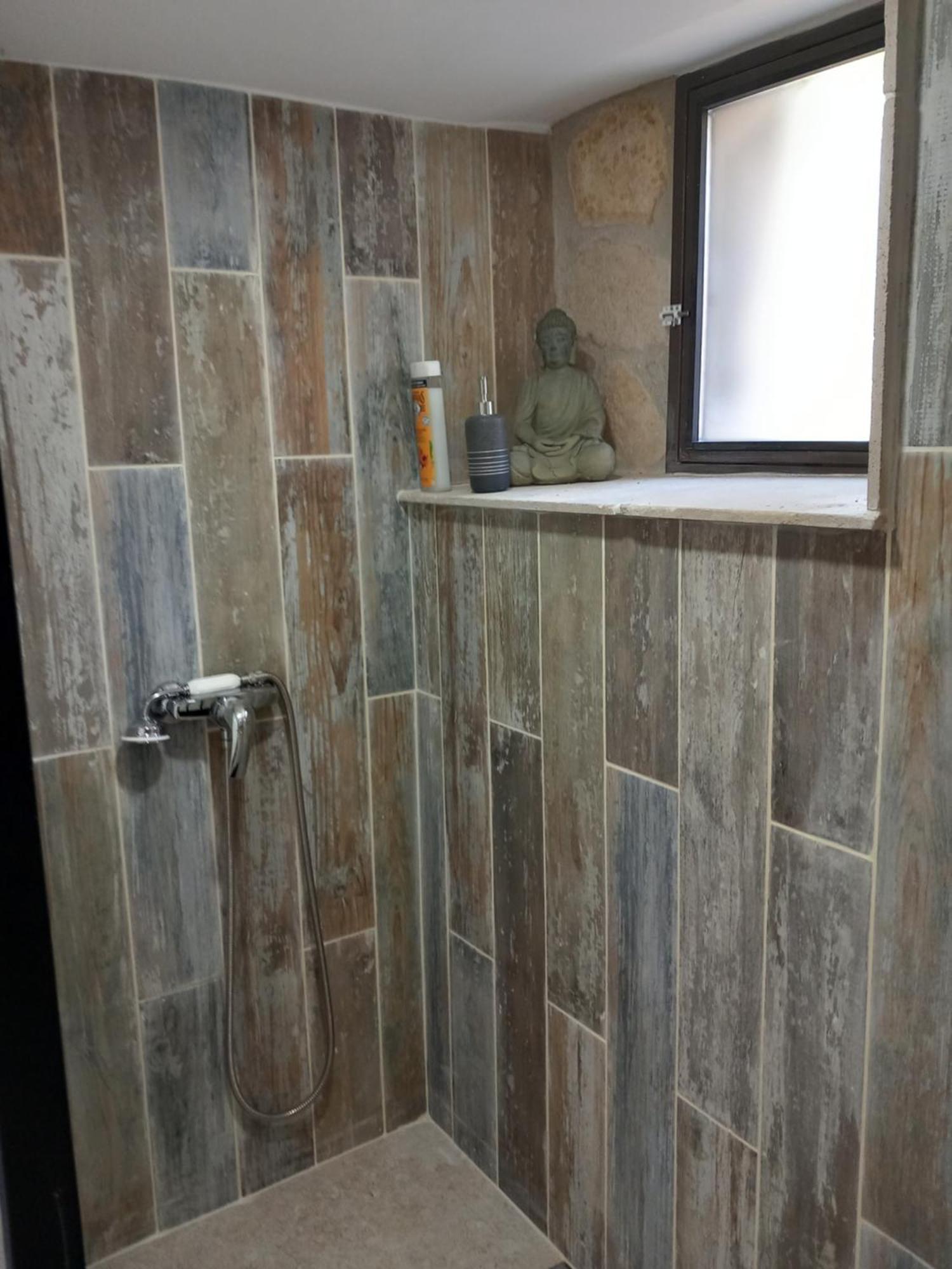 Chez Daniele Chambre Avec Jacuzzi Et Terrasse Privee Murs  Luaran gambar