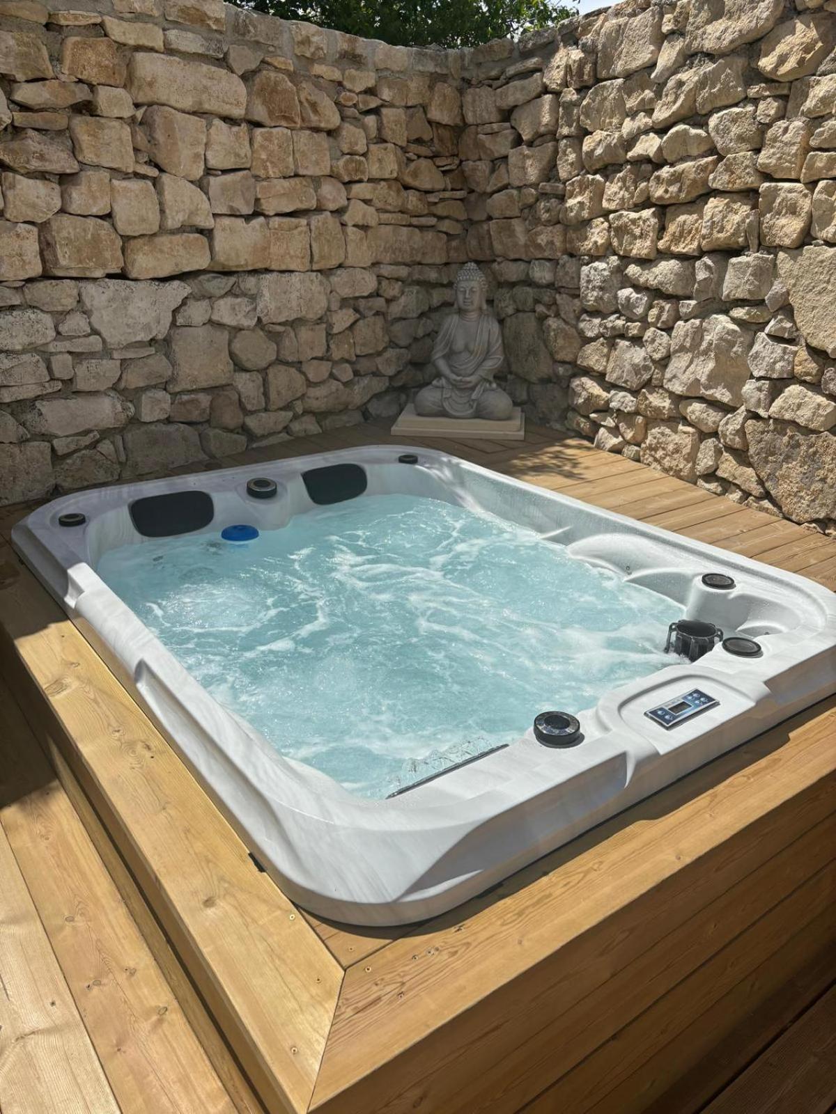 Chez Daniele Chambre Avec Jacuzzi Et Terrasse Privee Murs  Luaran gambar
