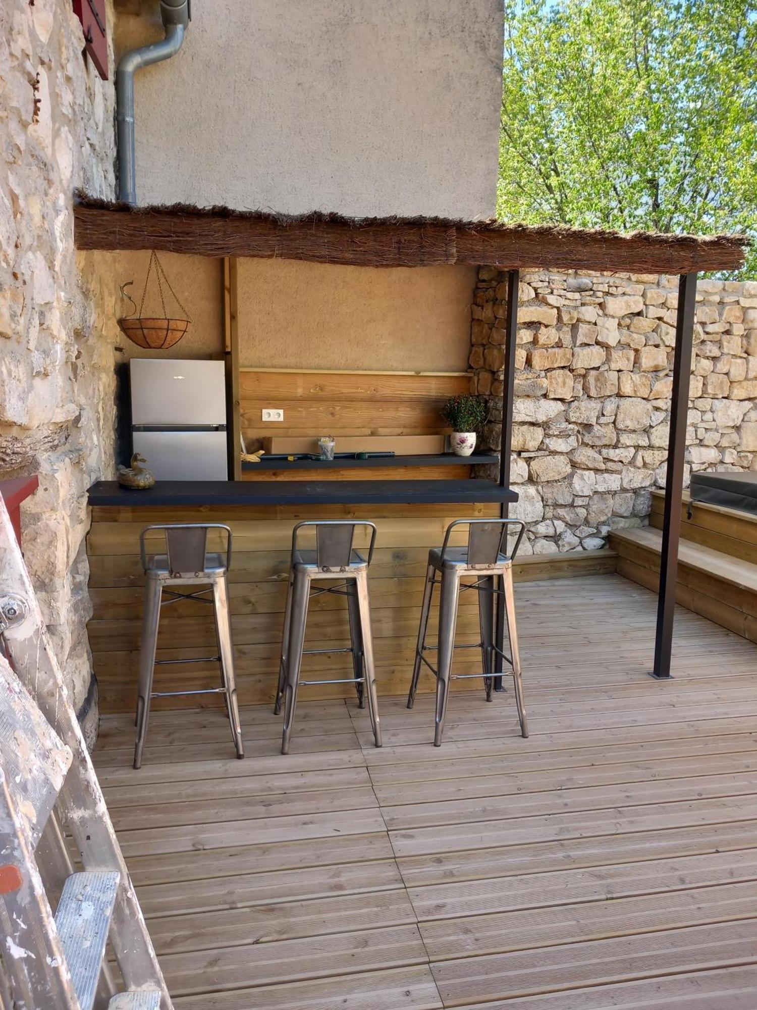 Chez Daniele Chambre Avec Jacuzzi Et Terrasse Privee Murs  Luaran gambar